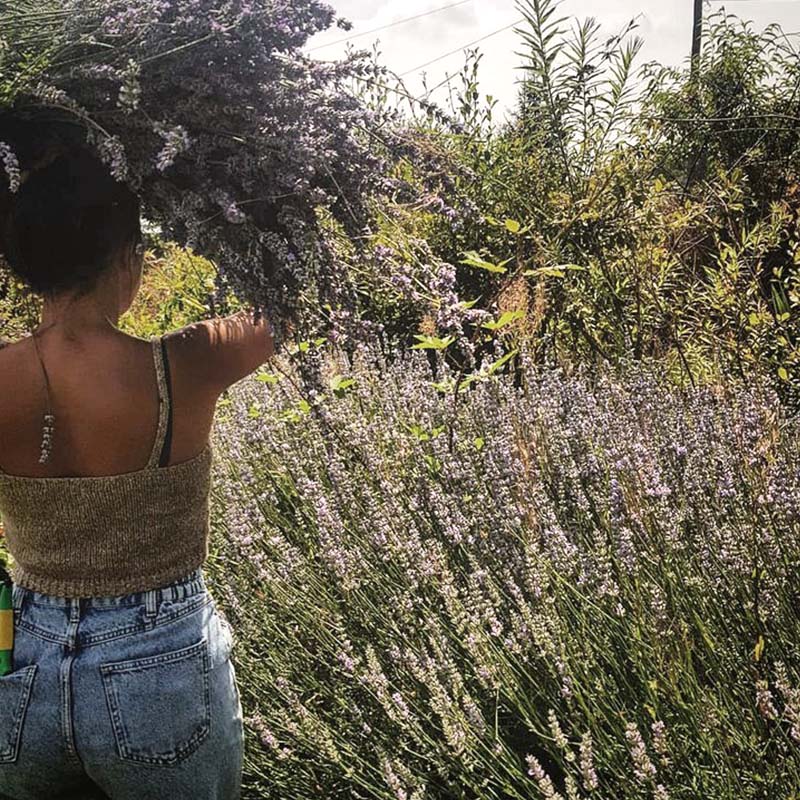 Claudia Moar en naturaleza con lavanda. Casa Matricaria