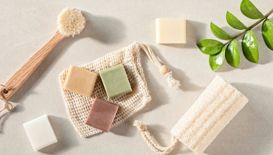 Foto de jabón artesano con toallas y elementos de baño